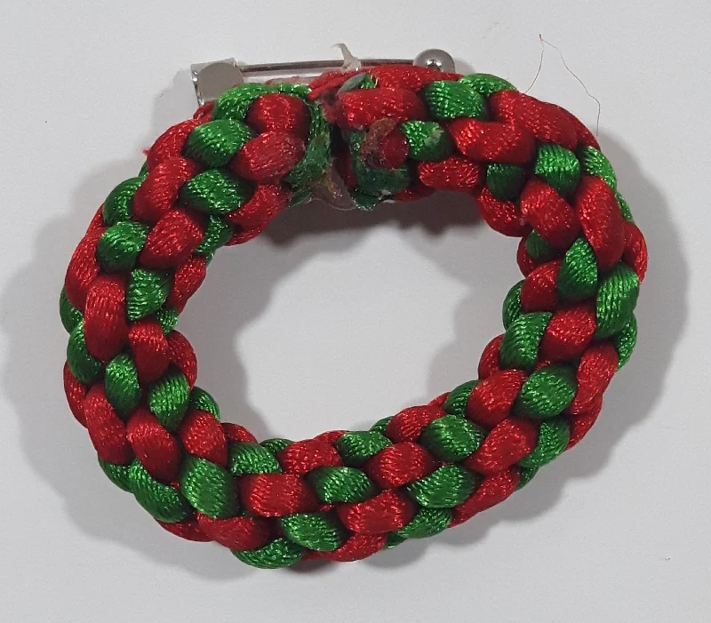 Red and Green Thread Christmas Wreath 1 3/4" Brooch Pin