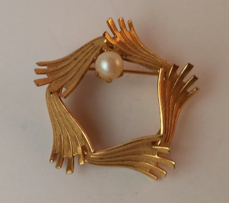 Vintage Pearl Gold Tone Wreath Brooch